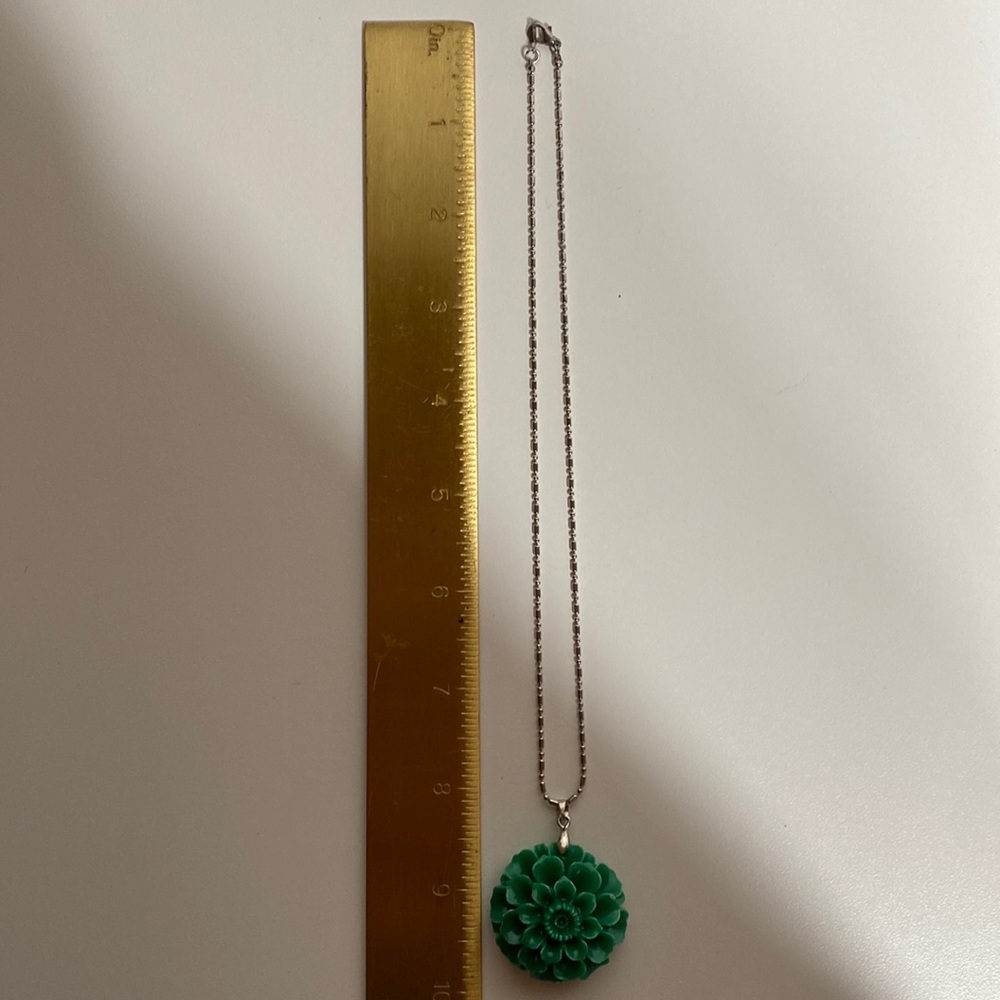 Green Resin Flower Pendant Necklace - Picture 7 of 10